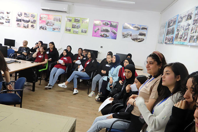 الثانوية الشاملة في كفر قاسم تستقبل طلاب التواسع إستعداداً للسنة الدراسية القادمة